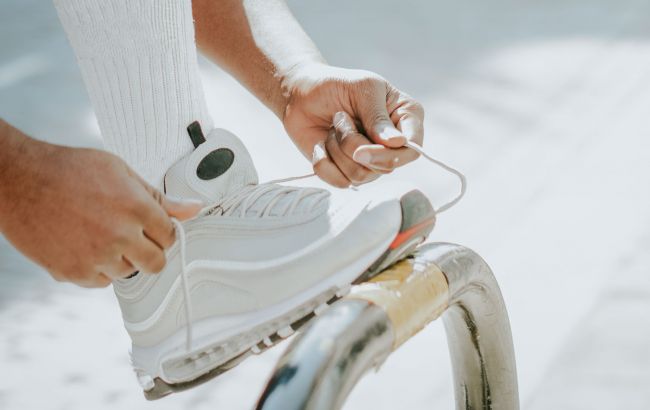 Готовимся к теплой погоде: как вернуть белым кроссовкам идеальный вид