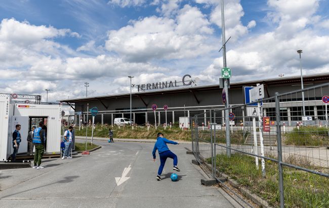 Тисячі українців живуть в аеропорту Берліна і їм нема куди йти: що про це відомо