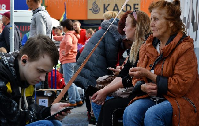 Чи треба українцям оформлювати страховку, рятуючись від війни за кордоном