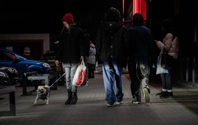 Заставили ли блэкауты украинцев массово покидать дома: что показал опрос
