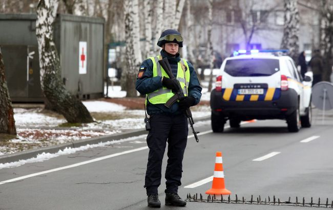 Экс-военный бросил гранату в полицейских на Буковине (фото, видео)