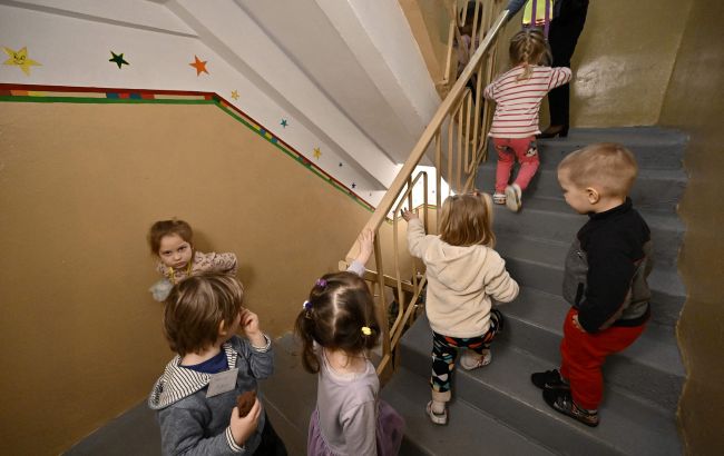 Повертаються небагато. Скільки дітей продовжують вчитися онлайн з-за кордону