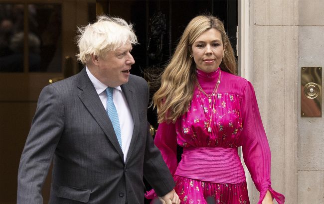 Жена Бориса Джонсона поразила всех красотой, покидая Даунинг-стрит (фото)
