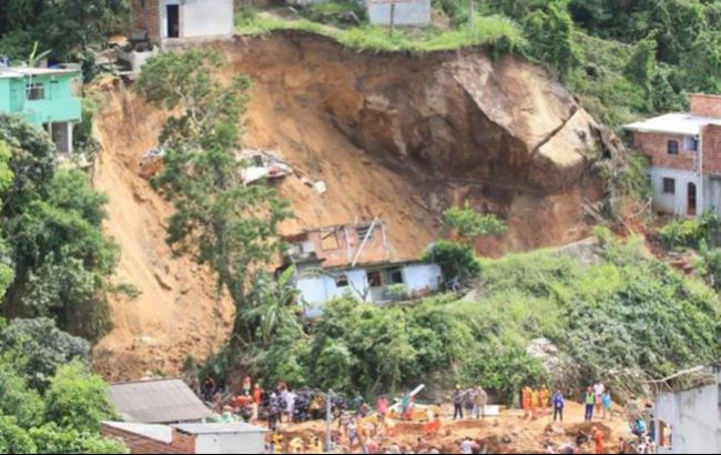 В Бразилии из-за оползня погибли минимум 10 человек