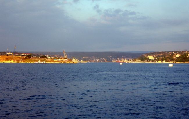 Військові РФ перекрили вхід у Севастопольську бухту