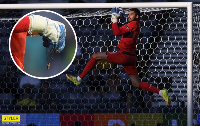 Бущан поклав біля штанги свій хрестик на матчі зі Швецією: фото оберега української збірної