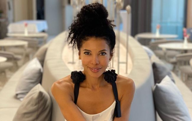 Відома 48-річна ведуча чесно сказала, що думає про усиновлення та чи хоче стати мамою