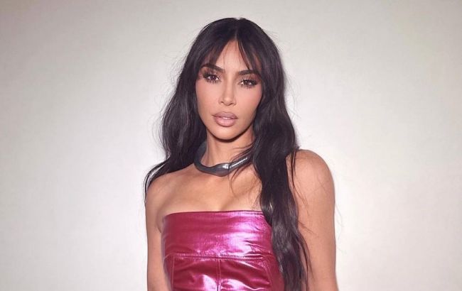 Кім Кардашьян в атласному чорному боді показала крихітну талію