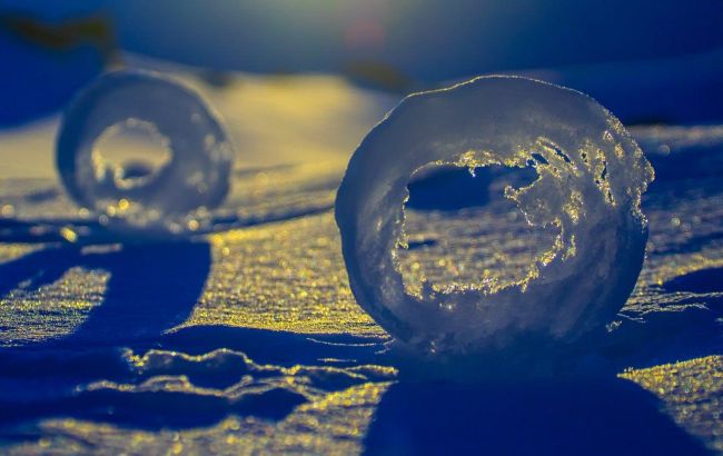 Рідкісне явище помітили на станції "Вернадського": дивіться, як виглядають "снігові пончики" (фото)