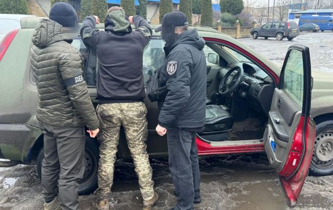 В Донецкой области военный продавал оружие: дома у него нашли 500 дронов