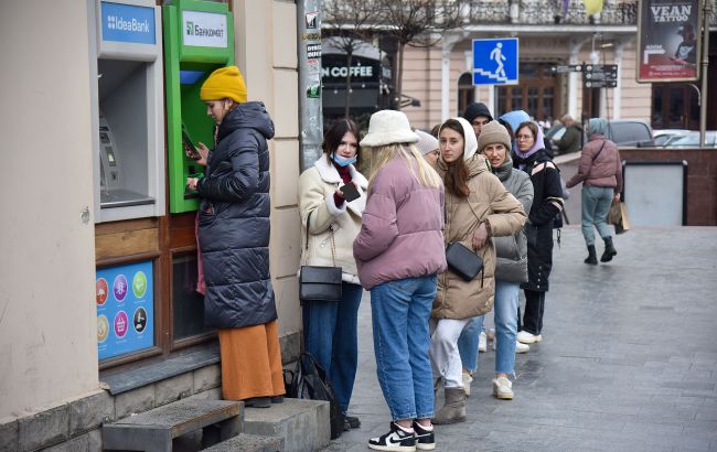 ПриватБанк та Ощадбанк оновили курс валют: де дешевше долар та євро 13 лютого