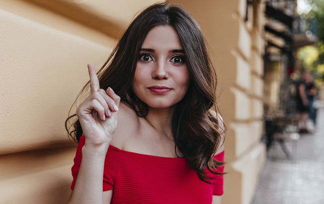 Стало відомо, чому жінки часто носять червоний одяг