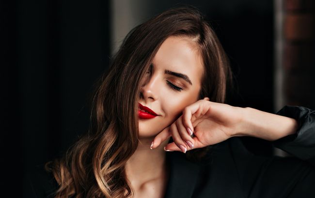 Експерт показала трюк, з якою дешева помада буде триматися довше