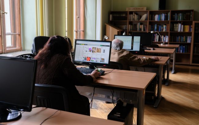 Іноземні партнери допомагають Україні рятувати архіви: як працює книжковий "Ковчег"