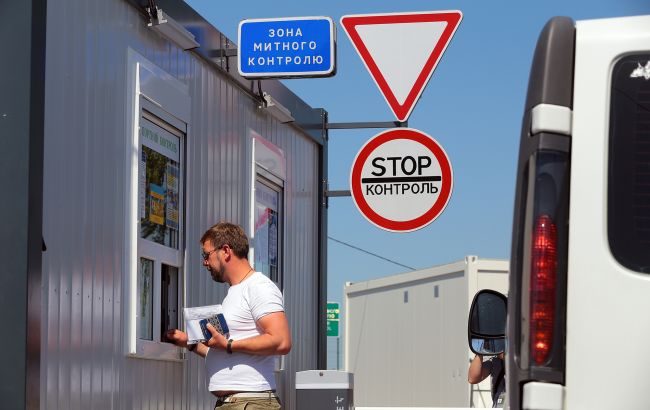 Чи можуть студенти-чоловіки виїжджати за кордон: пояснення ДПСУ