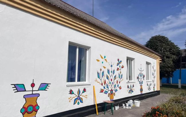 Митці відроджують українські традиції. Понад 200 будинків розписали на Вінниччині