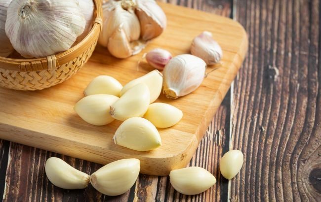 Часник не зіпсується протягом чотирьох місяців, якщо ви зберігатимете його саме так