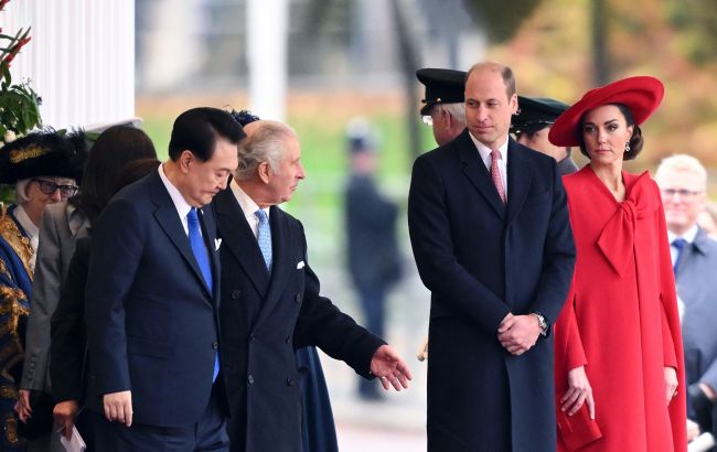 Кейт Миддлтон в ярком образе очаровала короля Чарльза III удачным реверансом (видео)