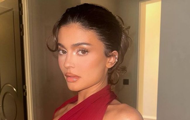 Кайлі Дженнер показала, як носити яскраву сукню навесні