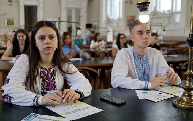 Радіодиктант національної єдності 2025: стало відомо, хто напише й прочитає текст цьогоріч