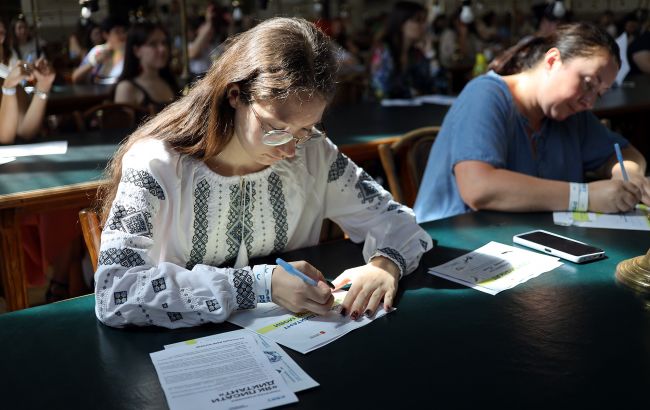 Является ли неупотребление феминитивов нарушением в Украине? В Нацкомиссии дали четкое разъяснение