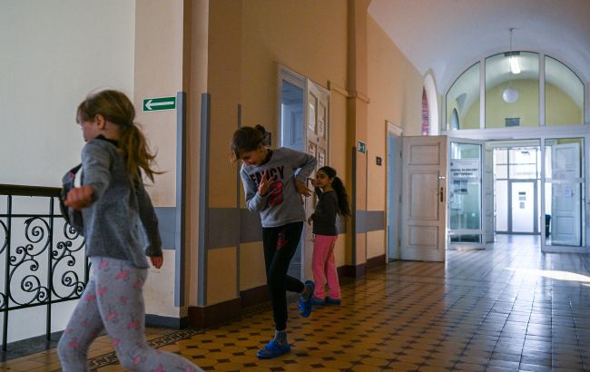 Украинцы, пострадавшие от войны, могут получить лечение за границей: как это работает