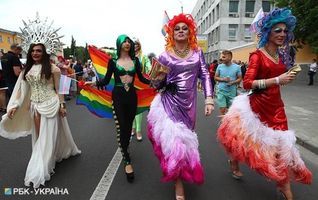 Возле Дома учителя в Киеве продолжают собираться участники Марша равенства