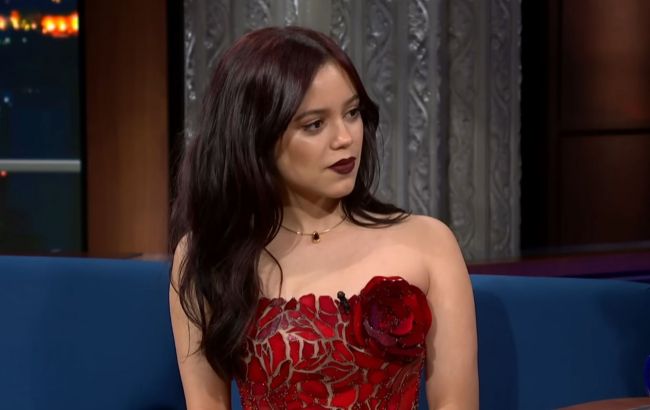 Звезда "Венздей" Дженна Ортега показалась в красном платье из стекла: сколько стоит эффектный образ