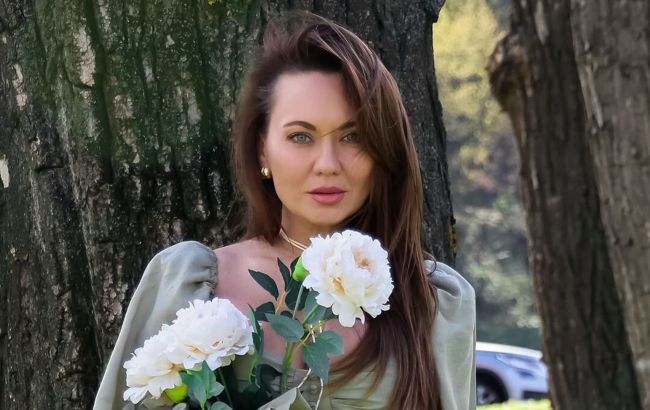 Оливковое платье и белые сапоги: сколько стоит стильный ретро-образ Анны Саливанчук на весну (фото)