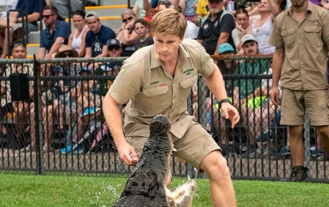 Син "Мисливця на крокодилів" повторив легендарне фото батька через 15 років: зворушливий кадр