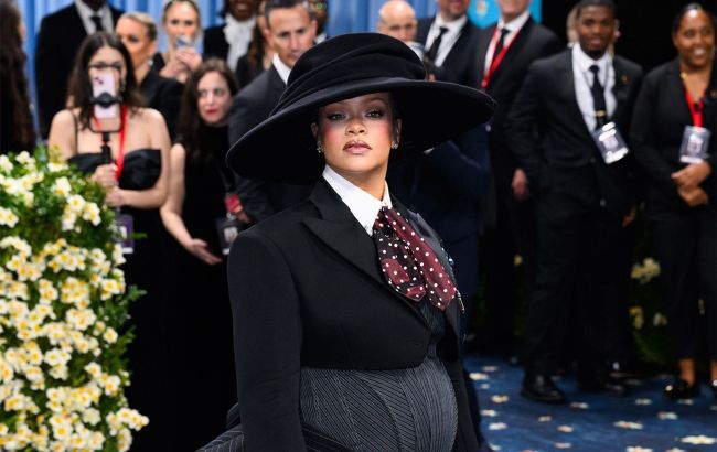 С сыном на руках: беременная Рианна покорила Париж модными выходами (фото)