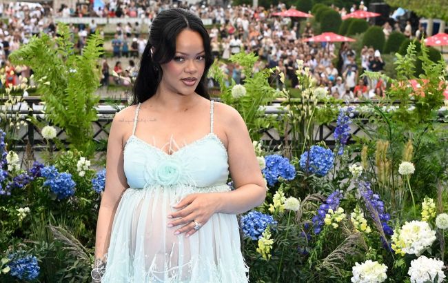 Трендові балетки та піжама: модний образ від Ріанни, який треба повторити (фото)