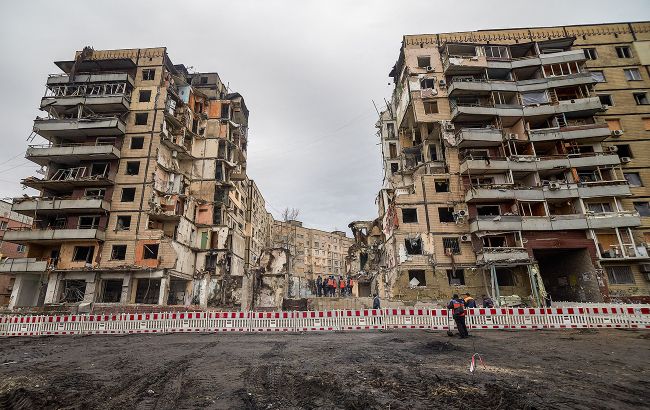 На руїнах будинку в Дніпрі знайшли дуже велику суму грошей: що відомо