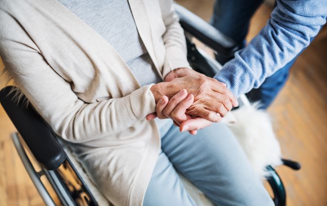 Постоянный посторонний уход: как получить помощь и кто принимает решение (инструкция)