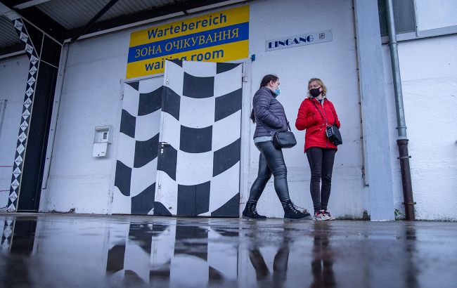 Как украинским переселенцам ездить домой из Европы и не потерять особый статус