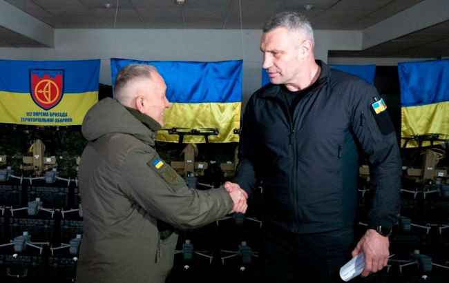 FPV-дрони та важкі бомбери: Кличко передав 112 бригаді ТрО велику партію допомоги від Києва