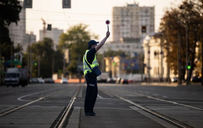 Регулювальник на дорозі: поліція нагадала жести, які має знати кожен