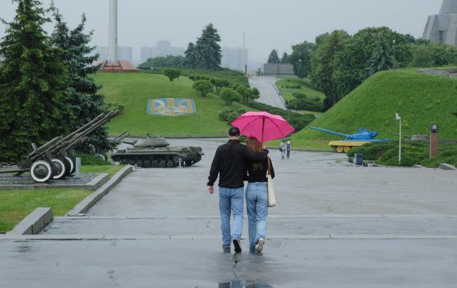 Грози та злива вночі, спека вдень: де в Україні зіпсується погода 23 липня (карта)