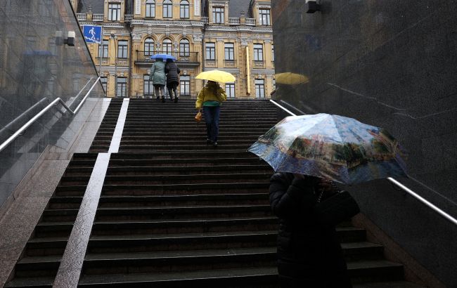 Украину накроют дожди: как изменится погода завтра и где может быть мокрый снег