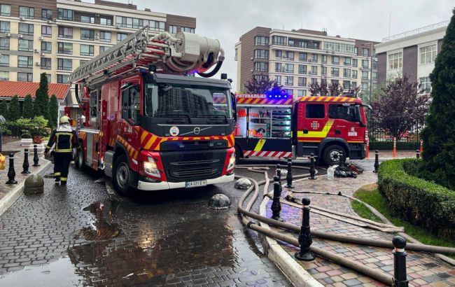 У центрі Києва сталась пожежа у багатоповерхівці, є загиблий (фото)