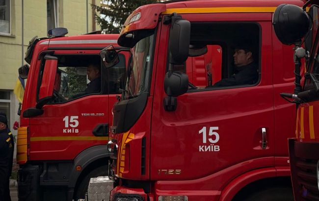 У центрі Києва спалахнула масштабна пожежа: над містом видно стовб диму (відео)