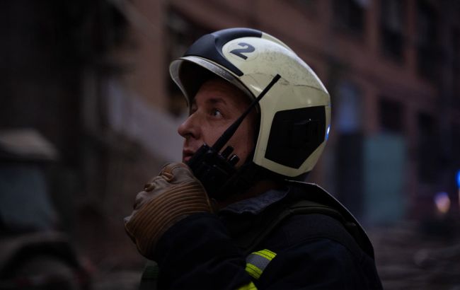 Пошкоджено квартири, є загиблий: ударний дрон влетів у багатоповерхівку в Одесі