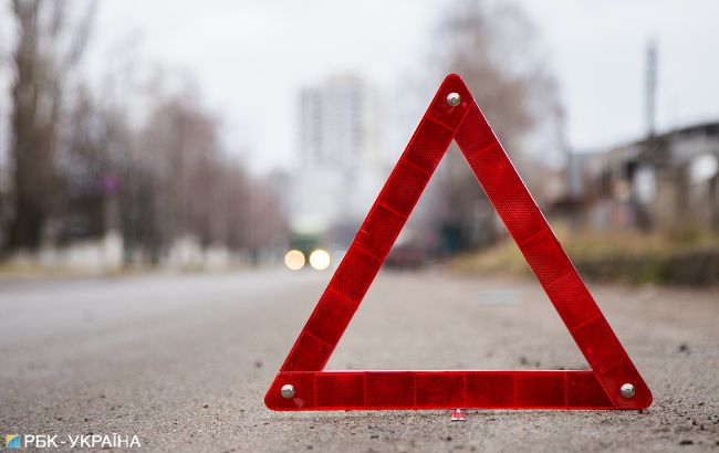 В Киеве столкнулись четыре автомобиля, один из них перевернулся