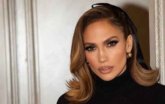 Джей Ло показала, как соединить яркую юбку с пиджаком оверсайз (фото)