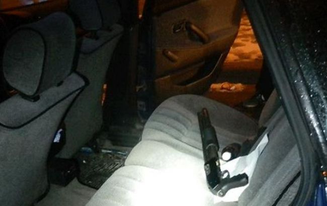 Полицейские в Киеве задержали автомобиль с оружием