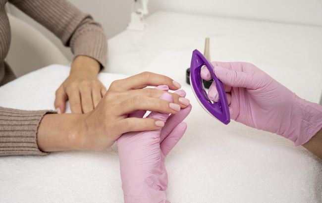 Безжально старить та дешево виглядає: жінкам після 40 слід забути про ці кольори в манікюрі