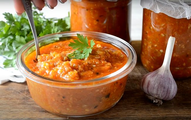 Найкраща консервація на зиму. Господиня поділилась рецептом дуже смачної аджики із кабачків