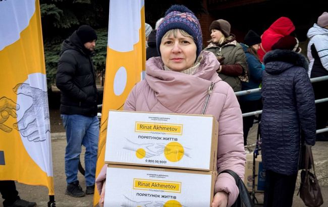 Цієї зими Фонд Ахметова передав понад 200 тонн продуктової допомоги до міст на лінії вогню та для переселенців 