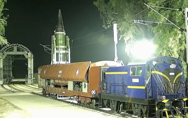 Летить на 2 000 км: Індія вперше випробувала балістичну ракету з нової платформи (відео)