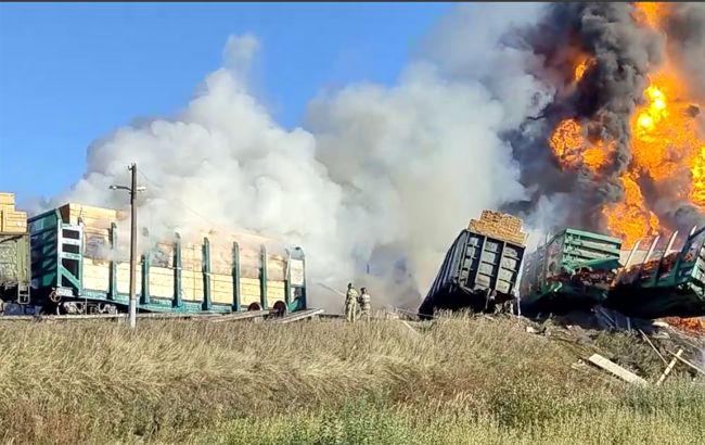 У Росії зіткнулися вантажівка та поїзд: з рейок зійшли 18 вагонів із бензином (фото, відео)